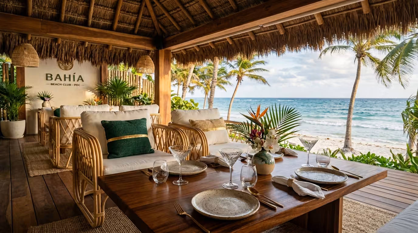 Beach club boutique premium en Playa del Carmen con vista al Caribe y arquitectura cosmopolita-bohemia
