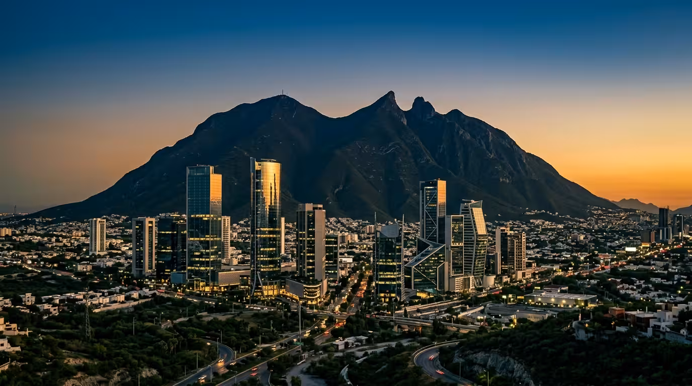 Skyline de Monterrey con el Cerro de la Silla al fondo al atardecer