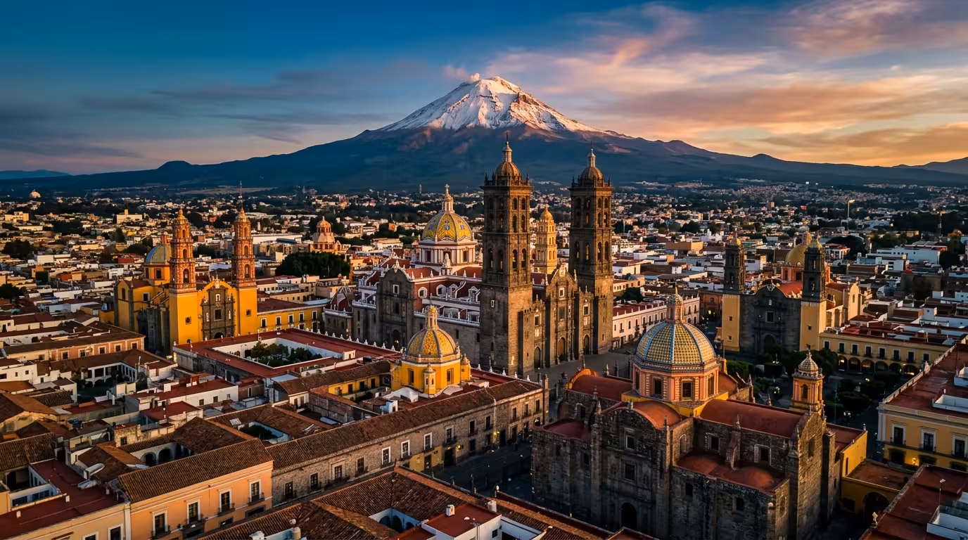 Skyline de Puebla al atardecer con Centro Histórico colonial UNESCO y volcán Popocatépetl al fondo